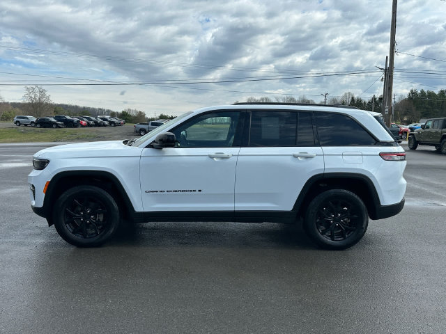 Used 2025 Jeep Grand Cherokee Altitude AWD/4WD image 2