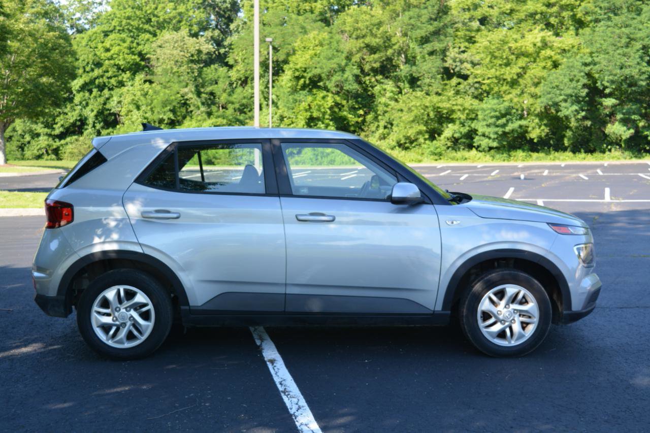 Used 2021 Hyundai Venue SE FWD image 4