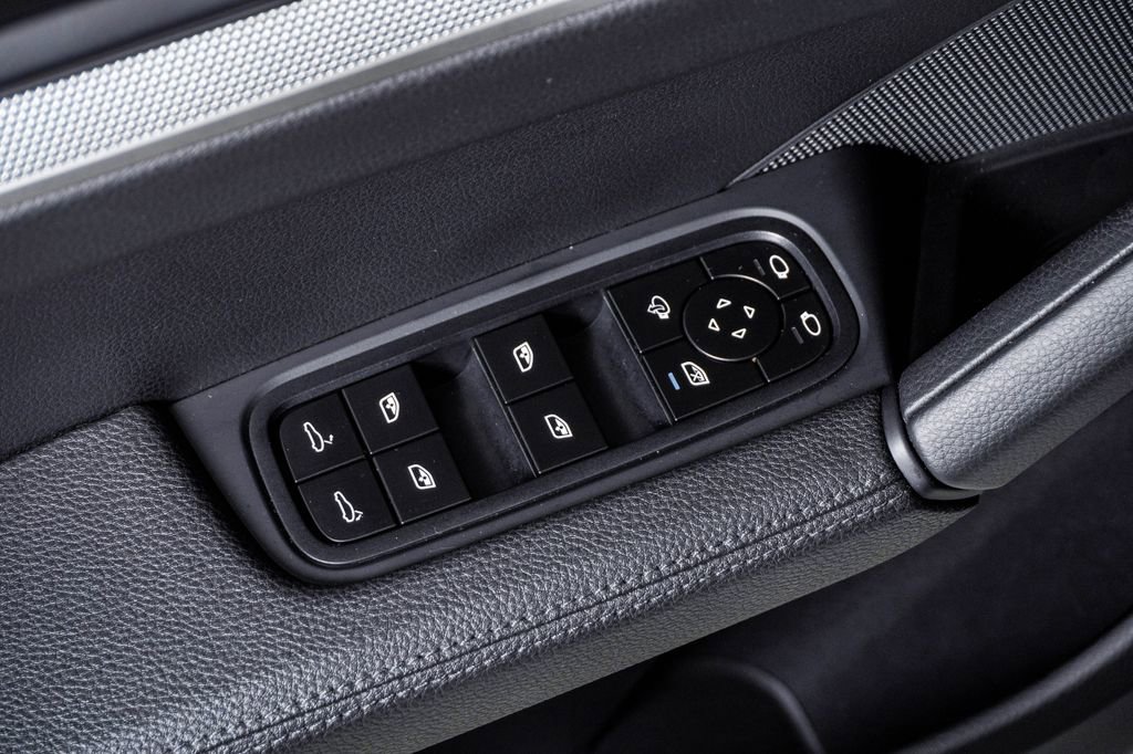 Certified 2025 Porsche Cayenne AWD/4WD image 26