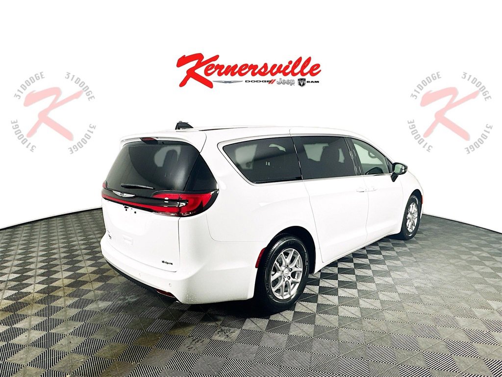 New 2026 Chrysler Pacifica Select image 7