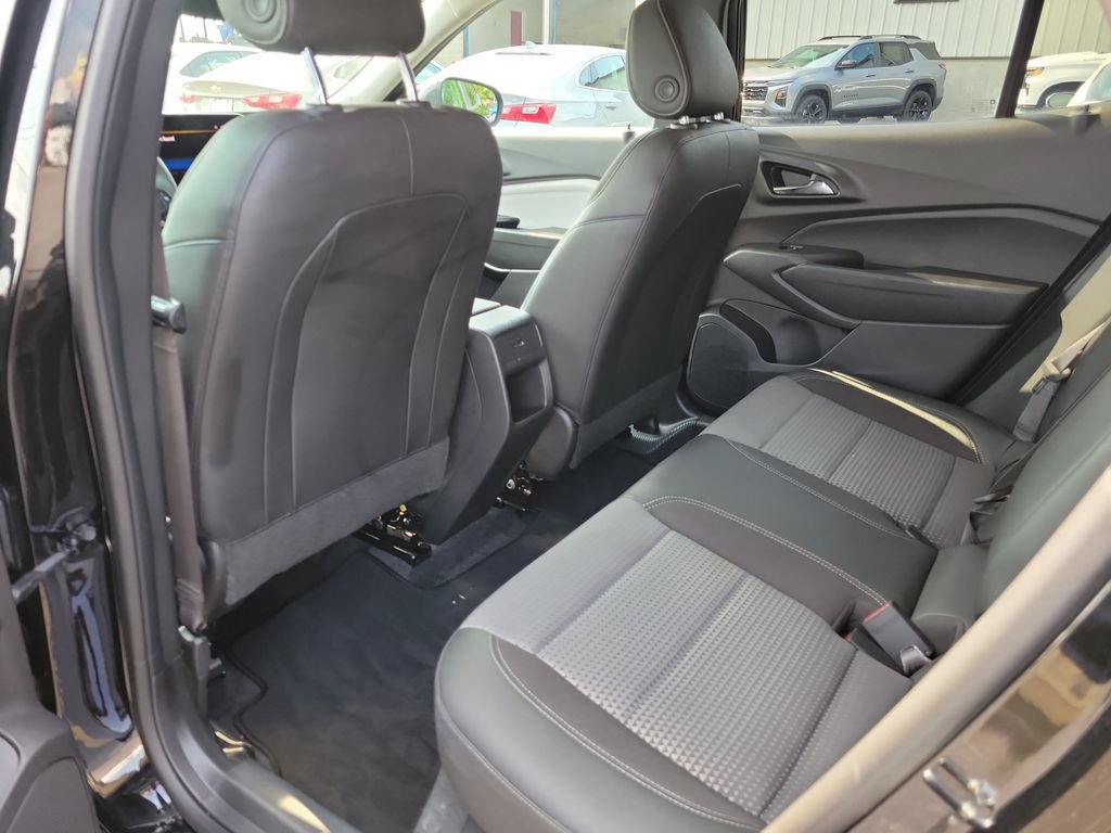 Used 2025 Chevrolet Trax LT FWD image 16