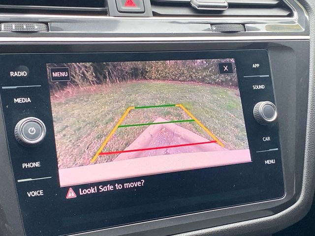 Used 2018 Volkswagen Tiguan SE w/ Panoramic Sunroof Package image 24