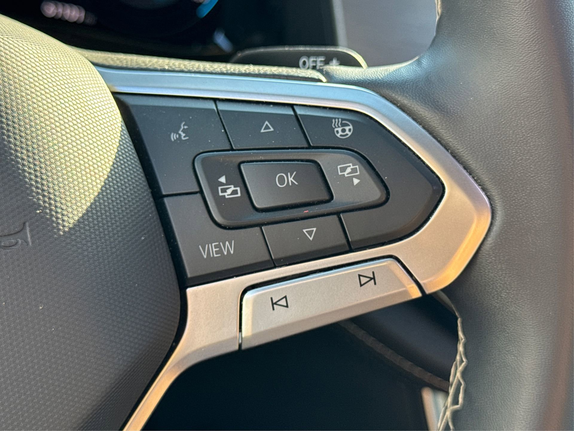 Used 2024 Volkswagen Atlas Cross Sport SE w/ Panoramic Sunroof Package image 33