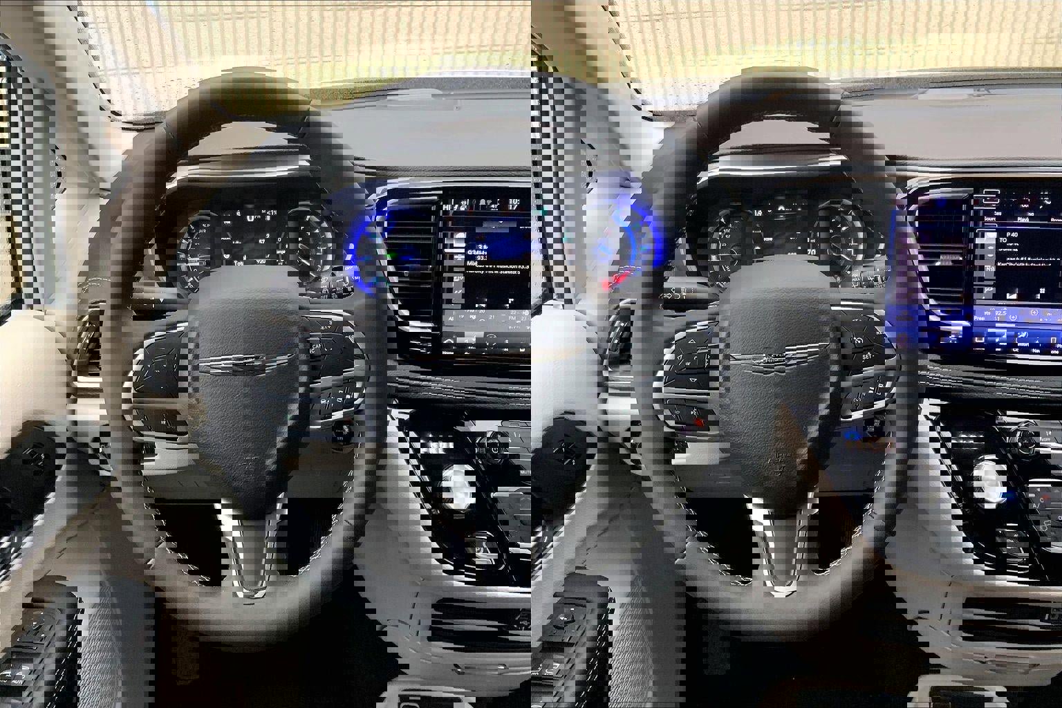 Used 2024 Chrysler Pacifica Select image 5