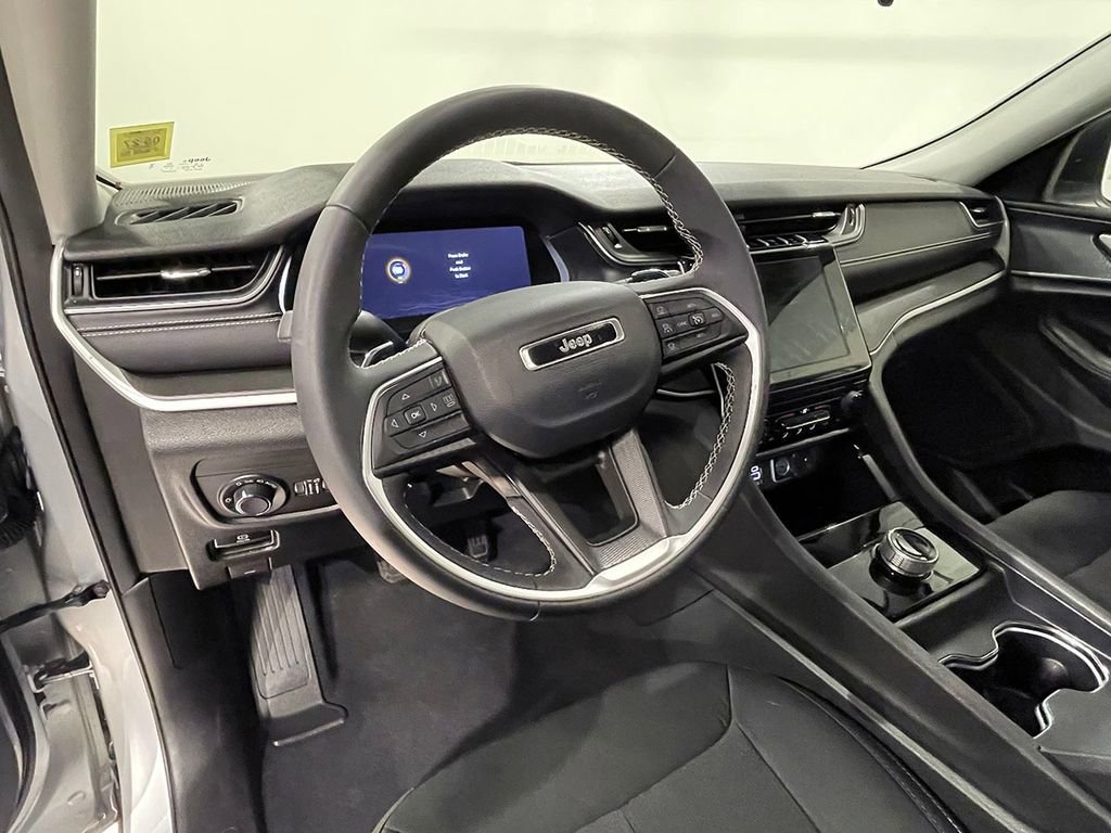 Used 2023 Jeep Grand Cherokee Laredo AWD/4WD image 21