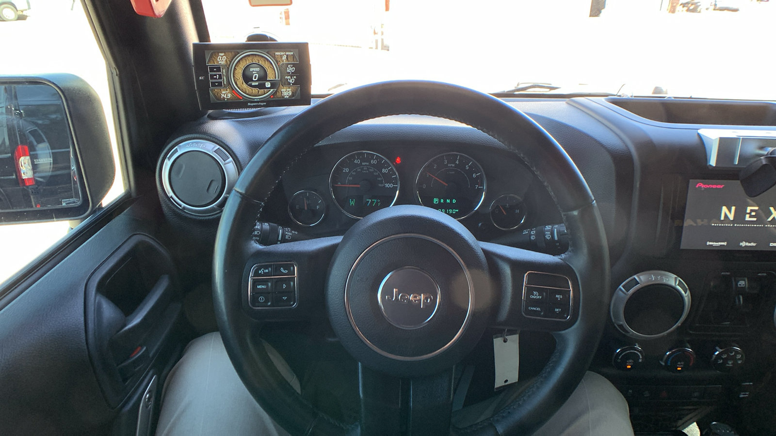 Used 2015 Jeep Wrangler Unlimited Sahara w/ Connectivity Group AWD/4WD image 13