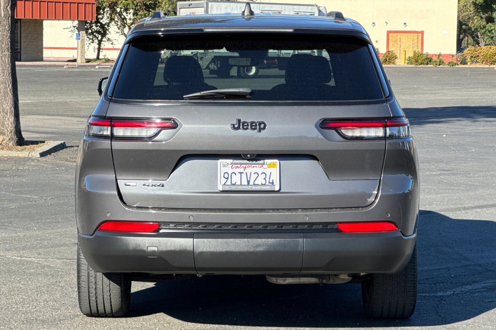 Used 2023 Jeep Grand Cherokee L Laredo image 4