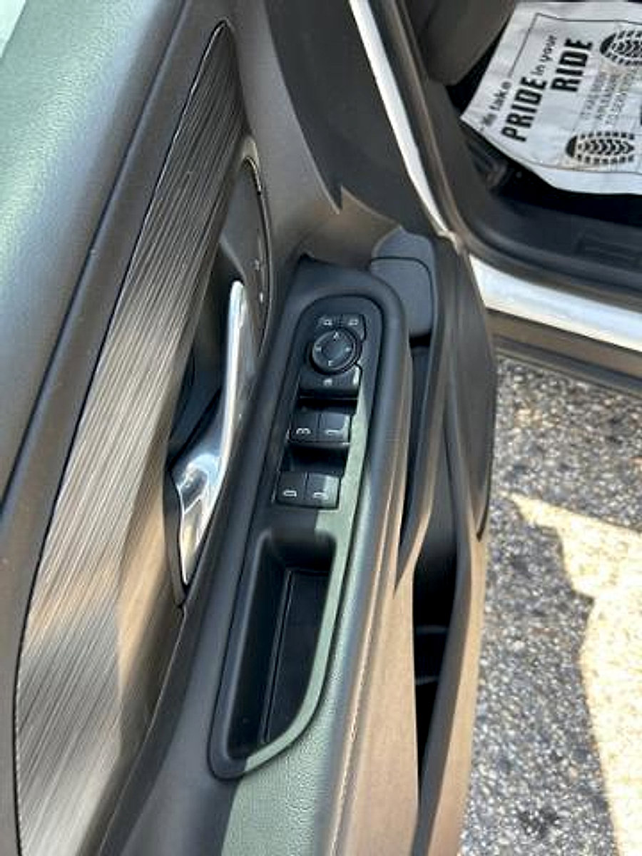 Used 2023 GMC Terrain SLE w/ Elevation Edition image 8