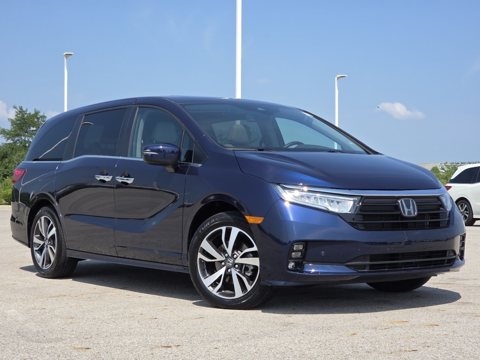 Used 2024 Honda Odyssey Touring image 2