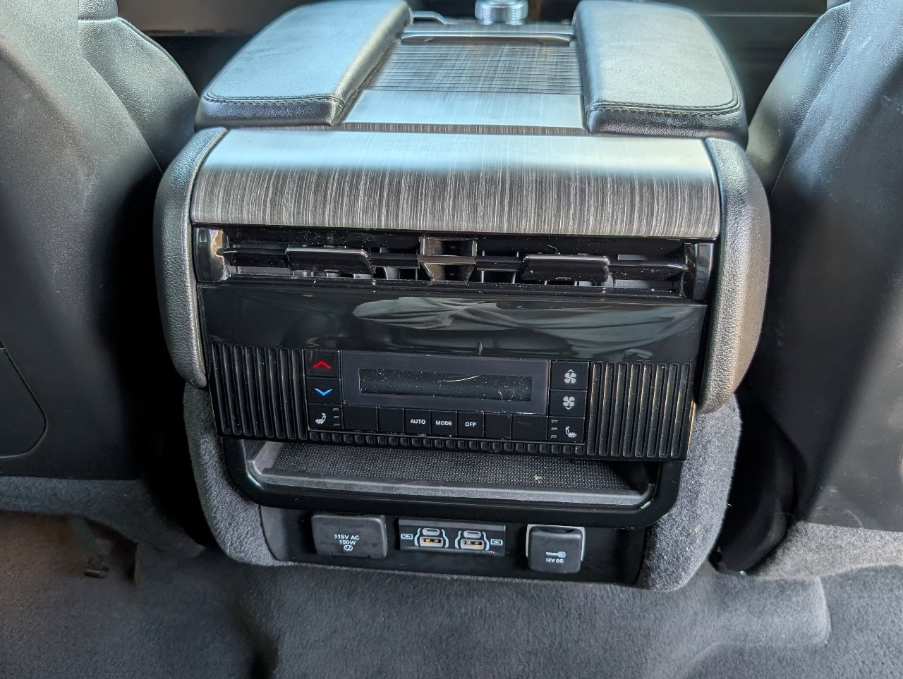 Used 2024 Jeep Wagoneer L Series II w/ Flexible Seating Group AWD/4WD image 8