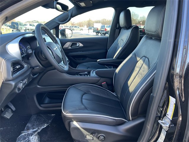 New 2026 Chrysler Pacifica Limited w/ Trailer Tow Group image 4