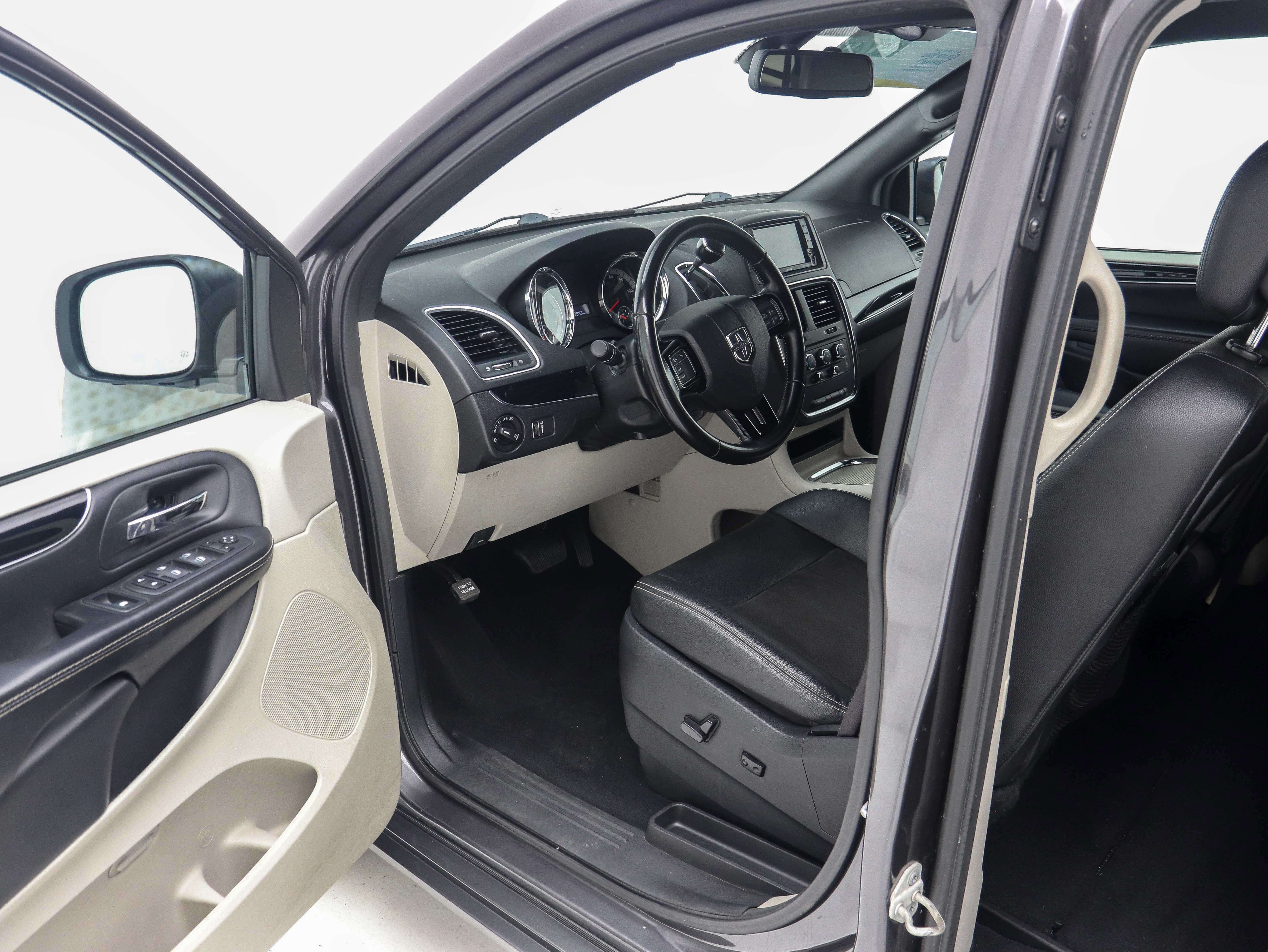 Used 2020 Dodge Grand Caravan SXT FWD image 19