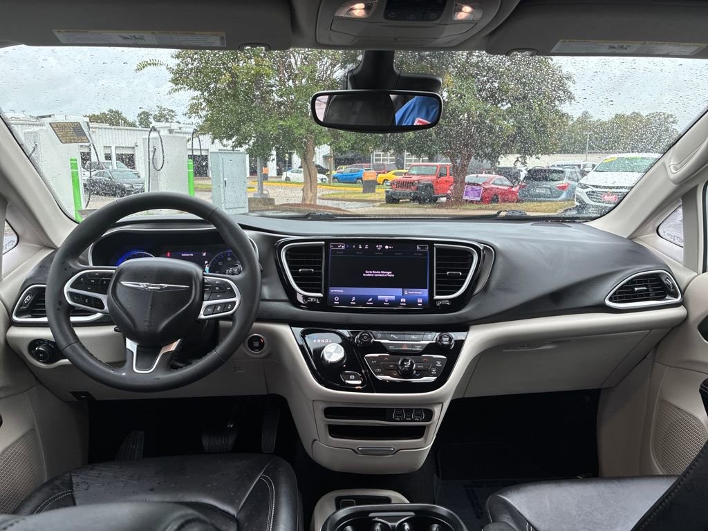 Used 2024 Chrysler Pacifica Touring-L image 13