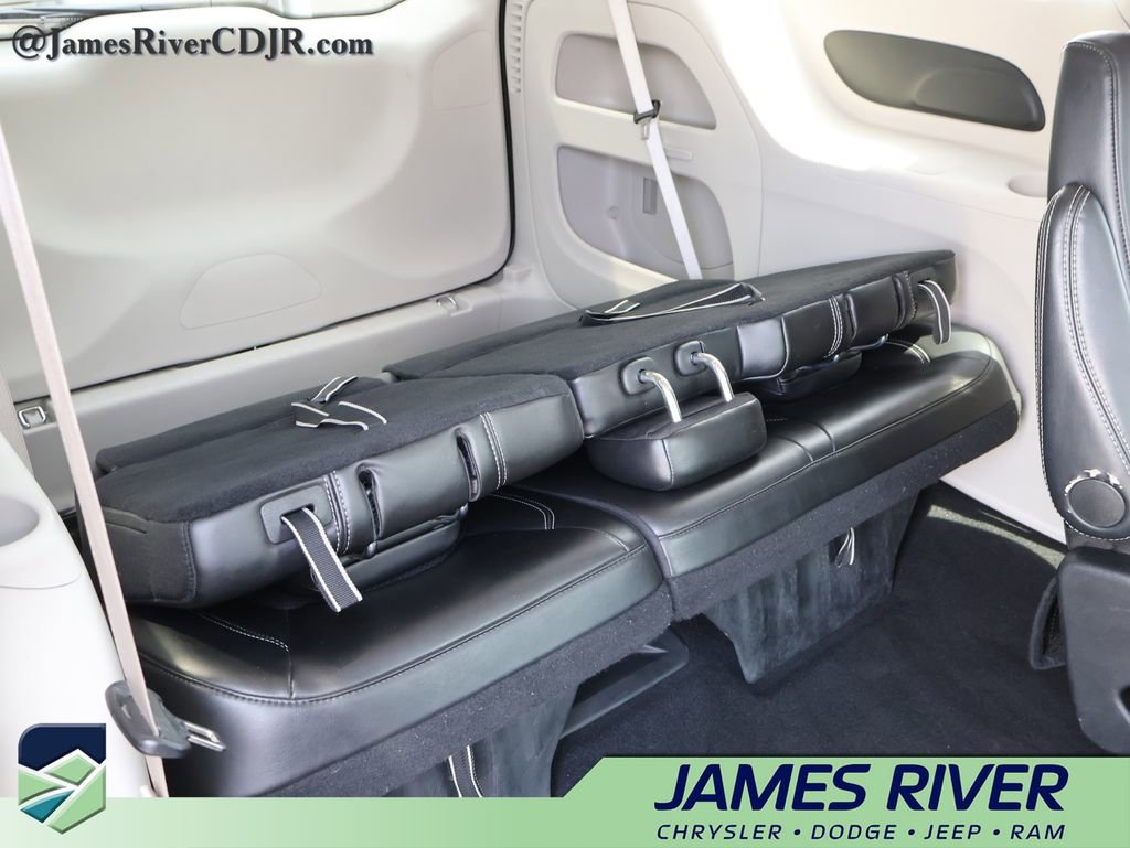 Used 2024 Chrysler Pacifica Touring-L image 12