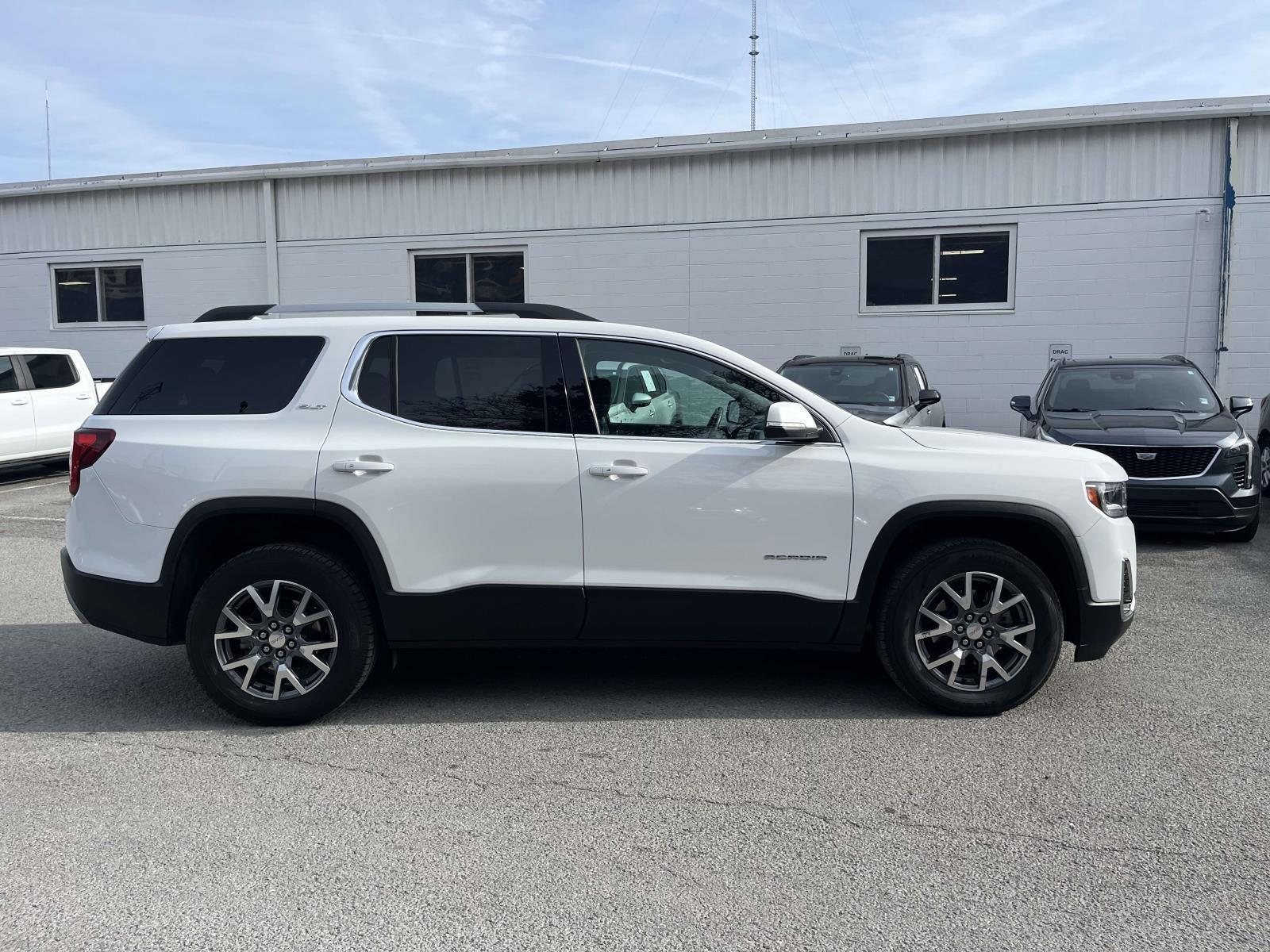 Used 2023 GMC Acadia SLT image 4