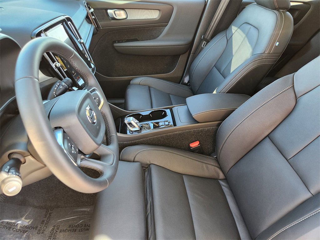 New 2026 Volvo XC40 B5 Plus w/ Protection Package Premier image 4