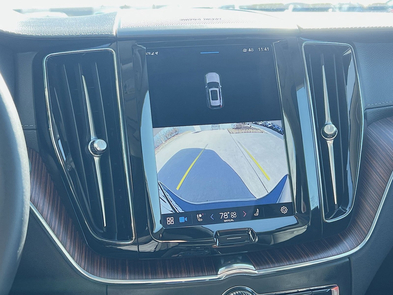 Certified 2023 Volvo XC60 B6 Ultimate w/ Climate Package image 19