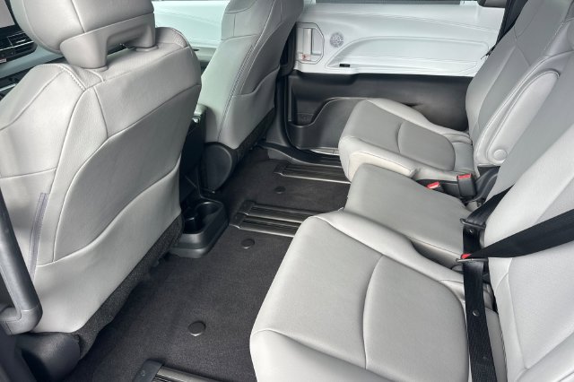 Certified 2026 Toyota Sienna XLE FWD image 16