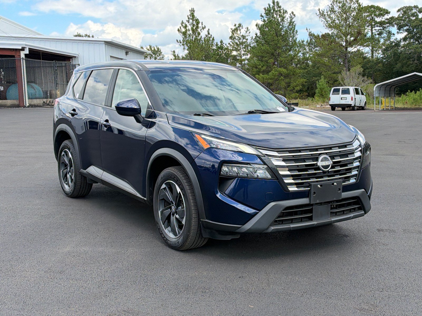 Used 2024 Nissan Rogue SV AWD/4WD image 3