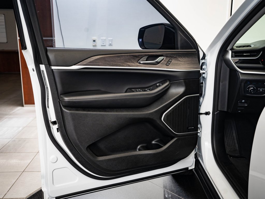 Used 2023 Jeep Grand Cherokee 4WD 4xe image 24