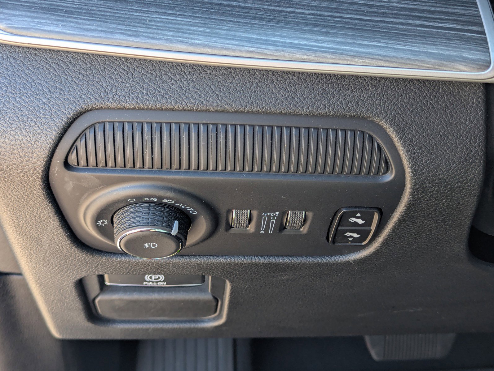 Used 2024 Jeep Wagoneer Series II w/ Flexible Seating Group image 16