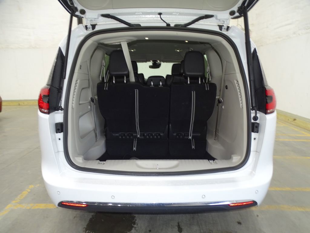 Used 2024 Chrysler Pacifica Touring-L image 14