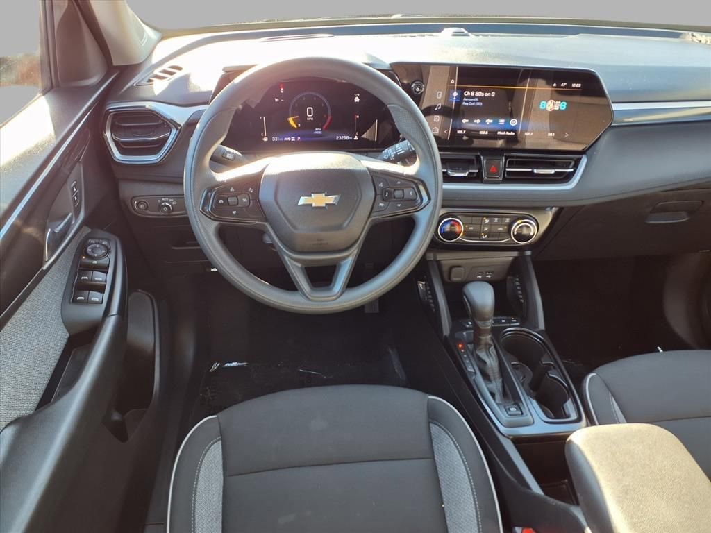 Used 2025 Chevrolet TrailBlazer LT w/ Driver Confidence Package image 4