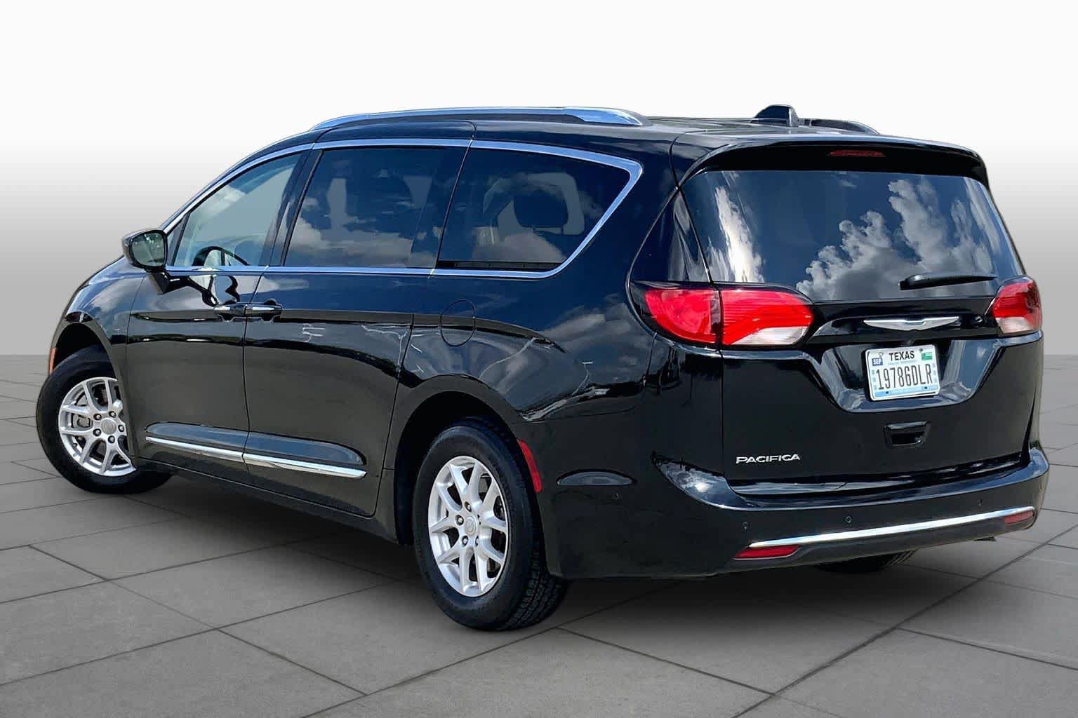 Used 2020 Chrysler Pacifica Touring-L FWD image 11