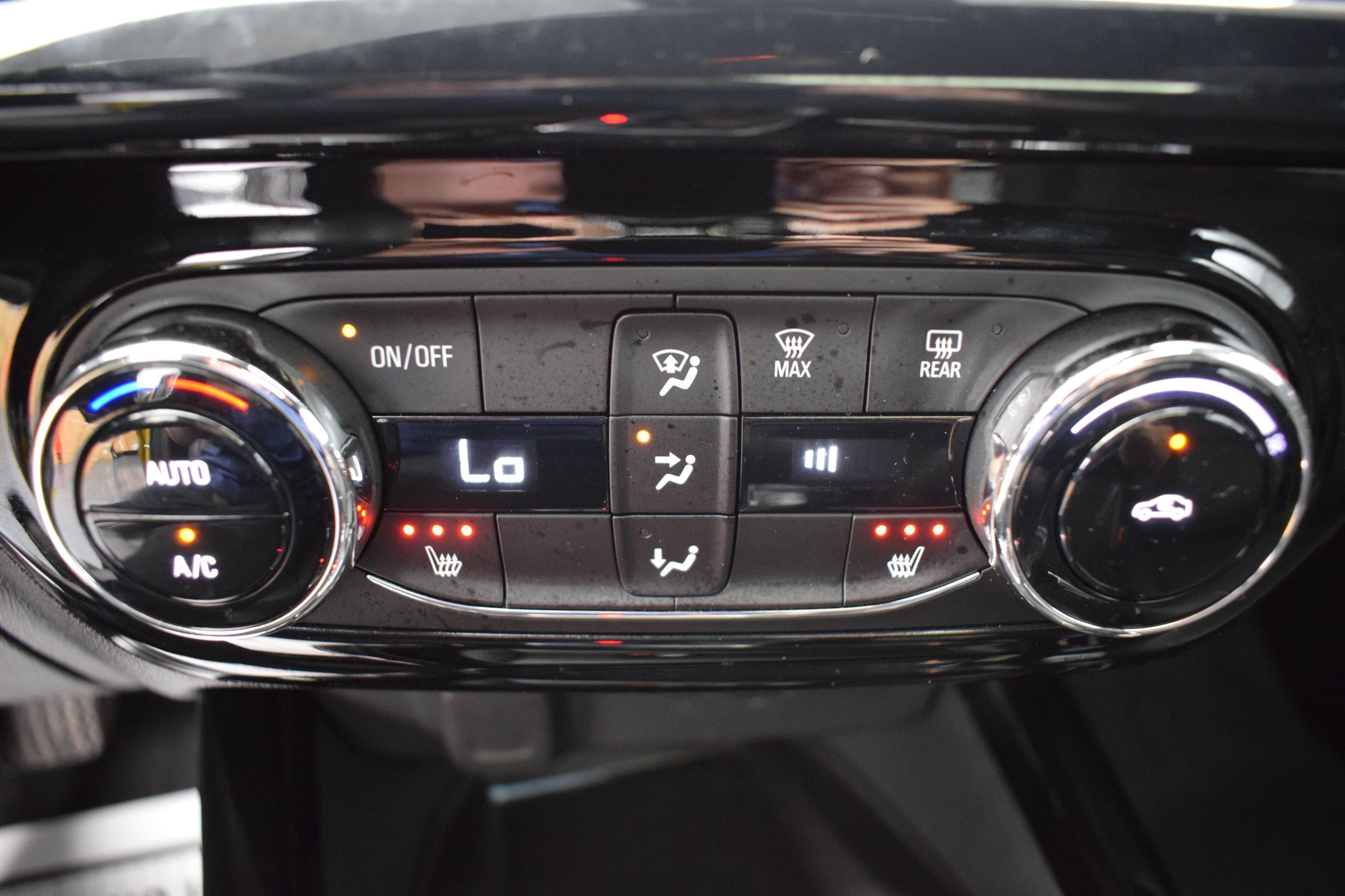 Used 2024 Chevrolet Trax RS w/ Sunroof Package FWD image 17