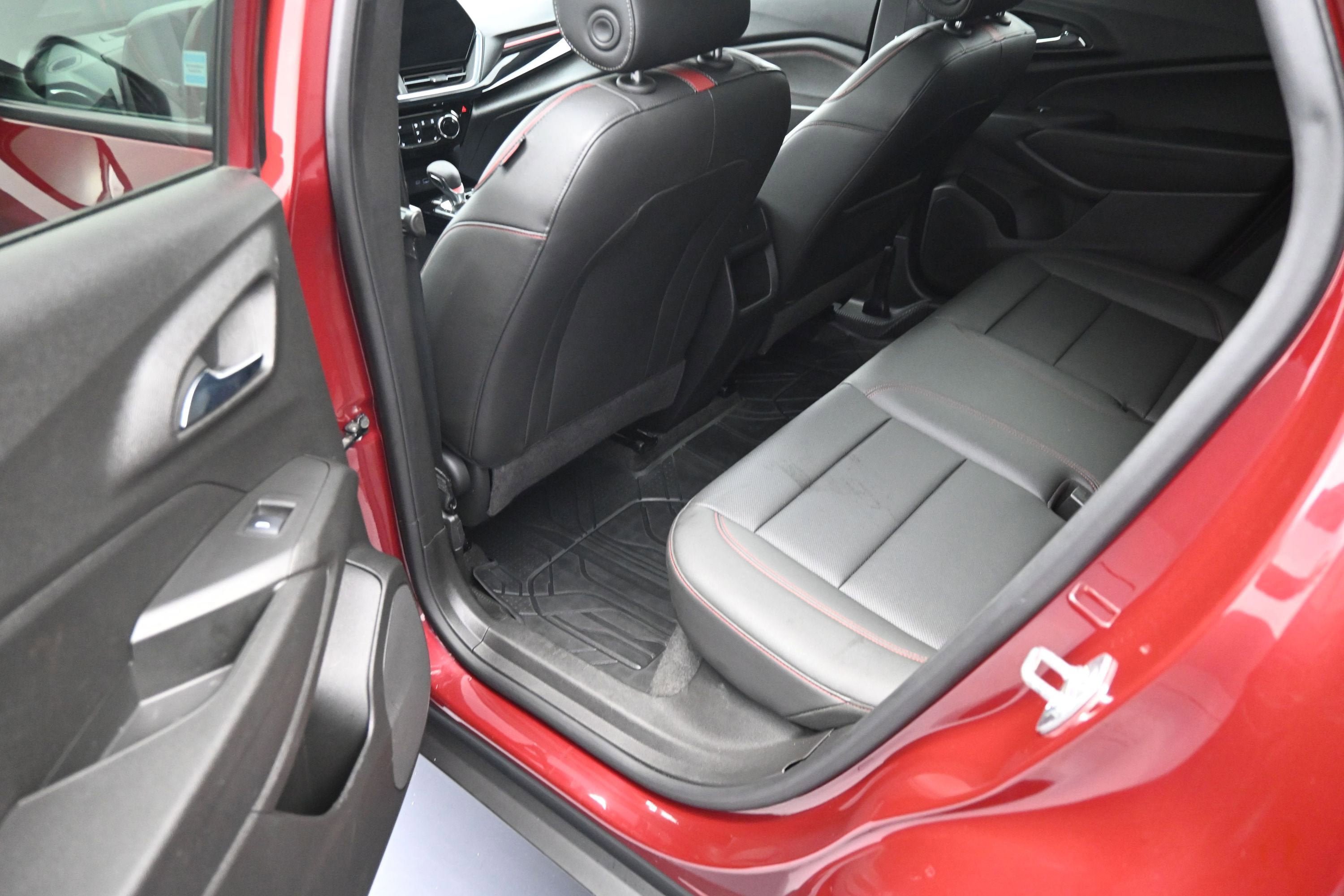 Used 2024 Chevrolet Trax RS w/ Sunroof Package FWD image 26