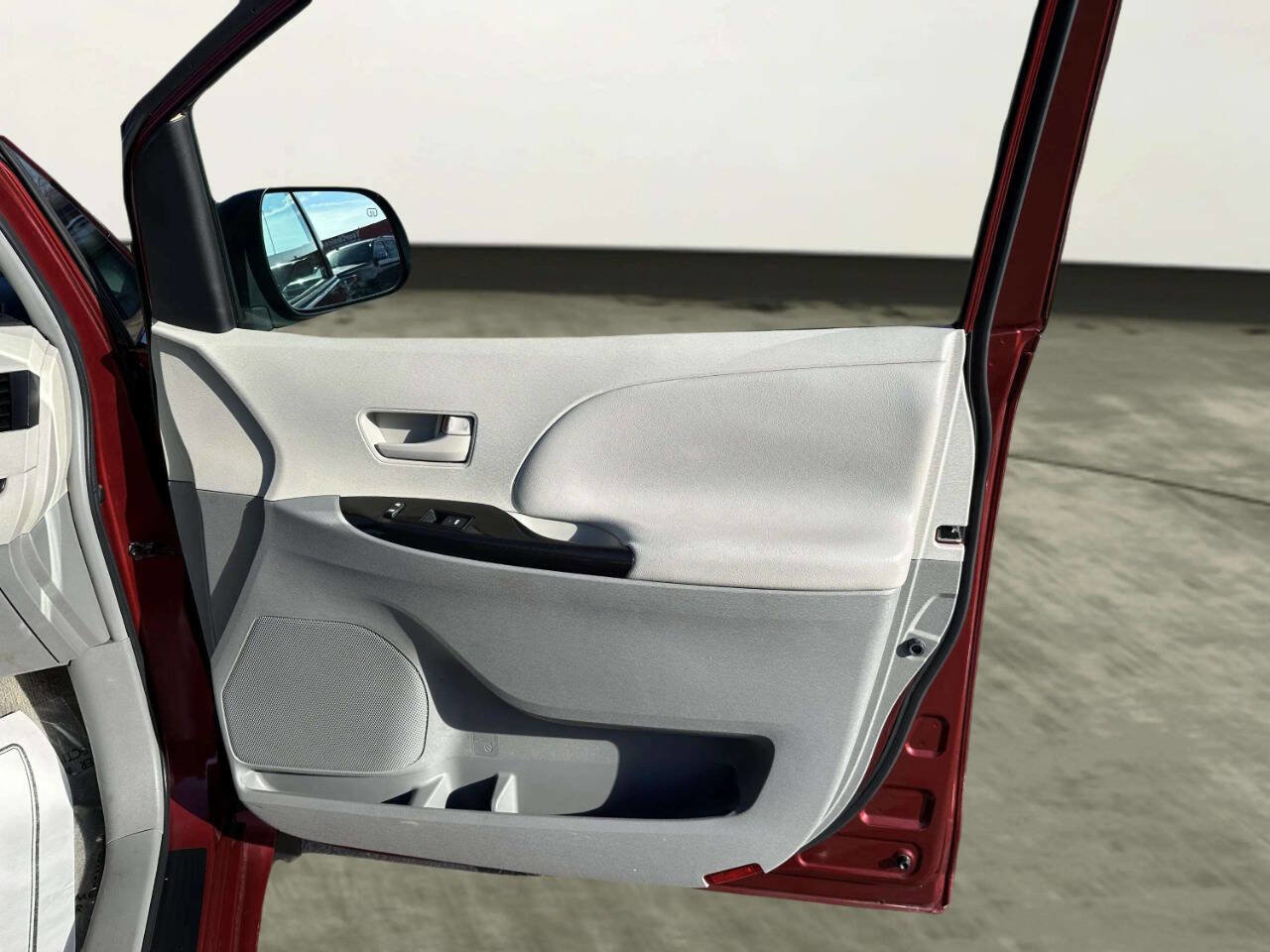 Used 2011 Toyota Sienna LE FWD image 23