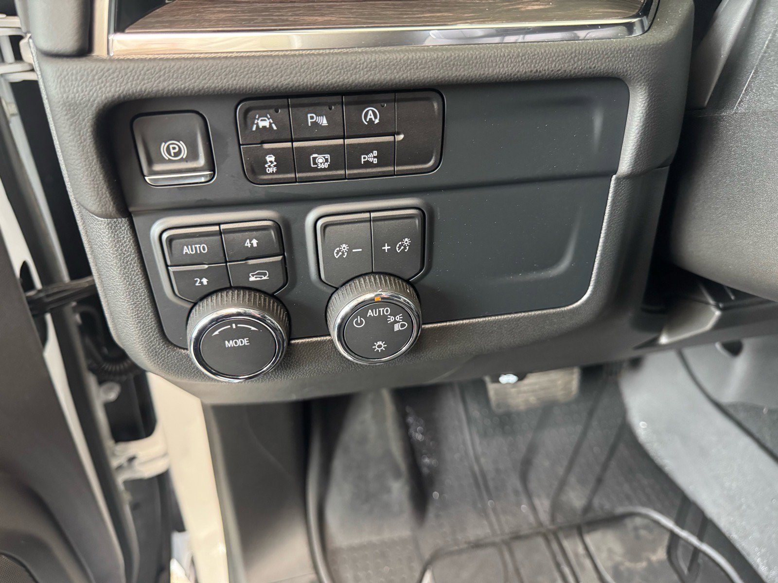 Used 2025 Chevrolet Suburban LS image 17