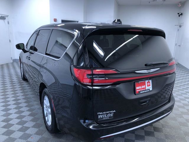 Used 2025 Chrysler Pacifica Select image 5