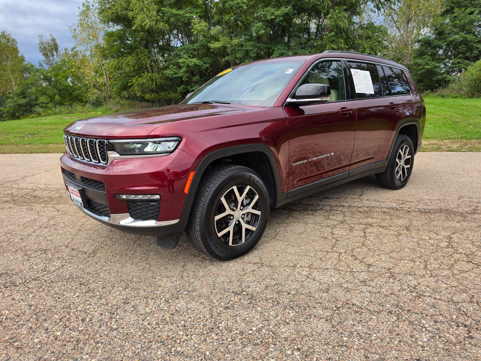 Used 2025 Jeep Grand Cherokee L Limited AWD/4WD image 3