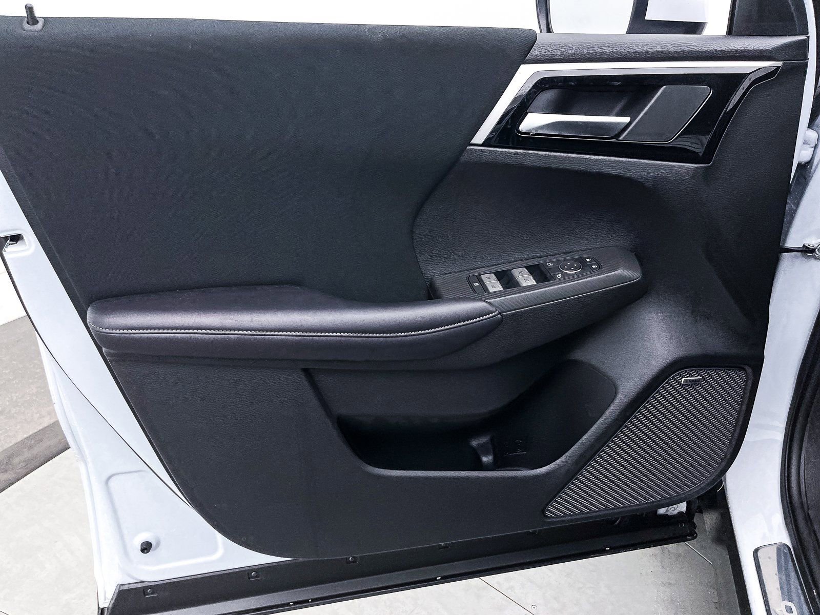 New 2025 Mitsubishi Outlander ES image 9