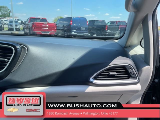 Used 2023 Chrysler Pacifica Touring-L FWD image 25