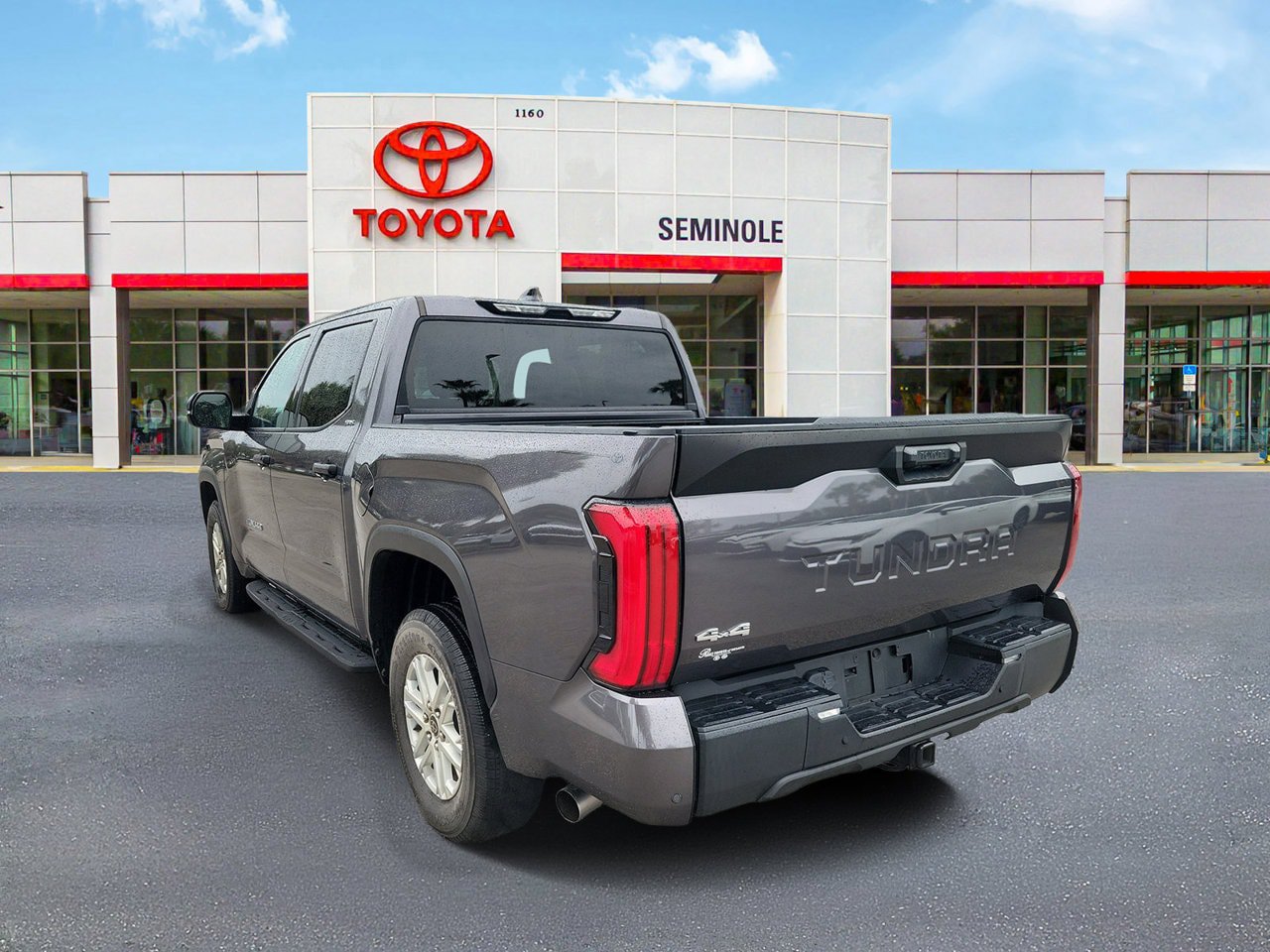 Used 2022 Toyota Tundra SR5 w/ SR5 Convenience Package AWD/4WD image 4