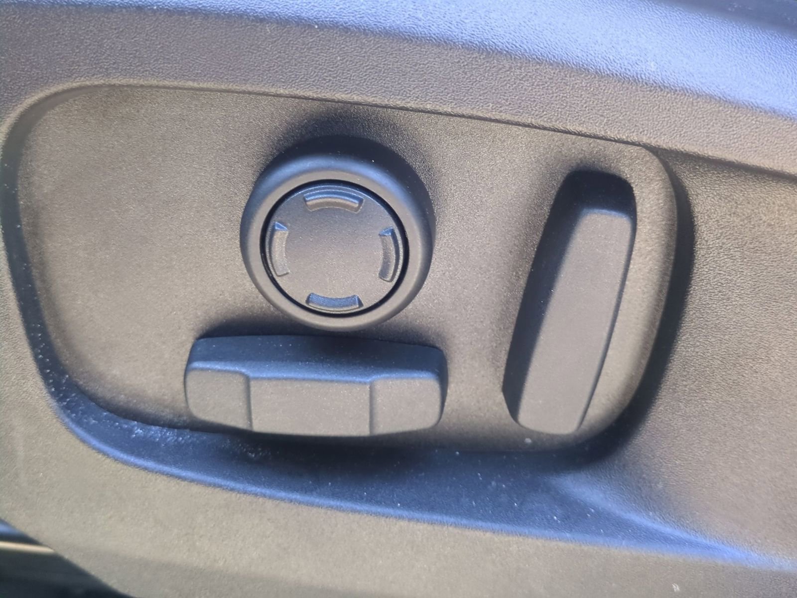 Used 2024 Land Rover Defender 110 SE image 14