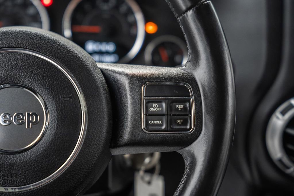 Used 2015 Jeep Wrangler Unlimited Rubicon w/ Connectivity Group image 27