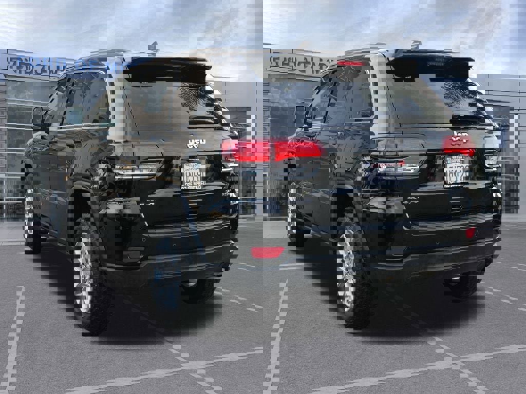 Used 2021 Jeep Grand Cherokee Laredo image 7