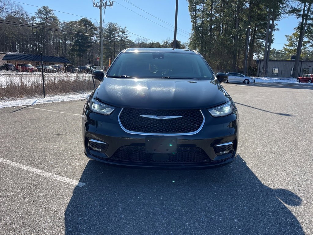 Used 2024 Chrysler Pacifica Touring-L image 3