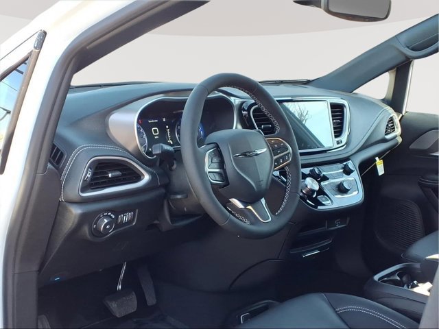 New 2026 Chrysler Pacifica Select image 8