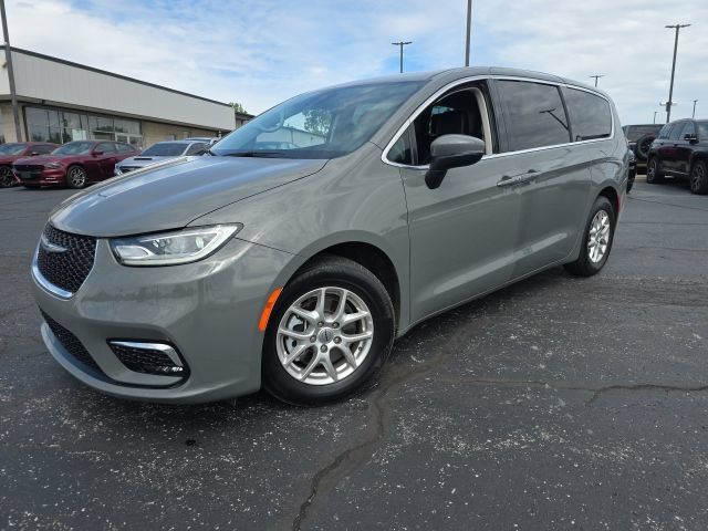 Used 2023 Chrysler Pacifica Touring-L FWD image 2