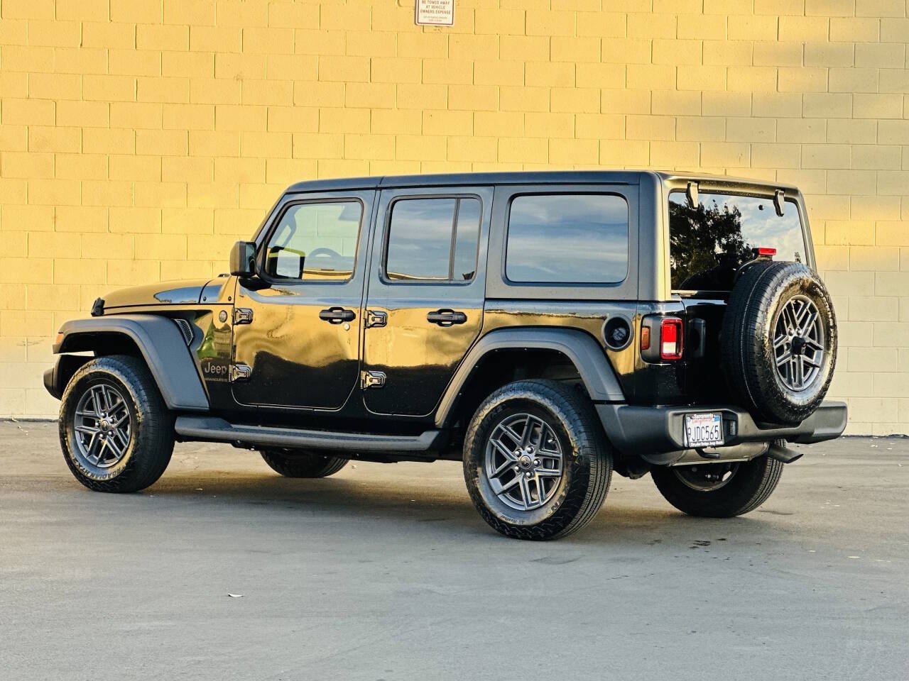 Used 2024 Jeep Wrangler Unlimited Sport AWD/4WD image 7