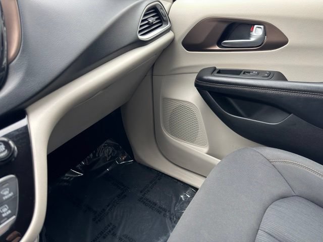 Used 2017 Chrysler Pacifica Touring FWD image 20
