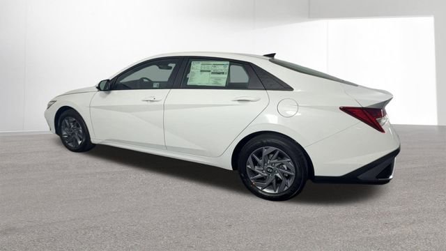 Used 2025 Hyundai Elantra Hybrid FWD image 6