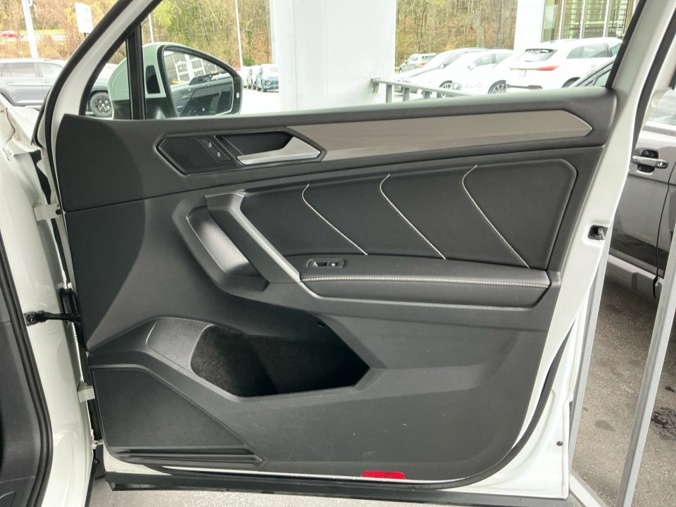 Used 2022 Volkswagen Tiguan SE image 33
