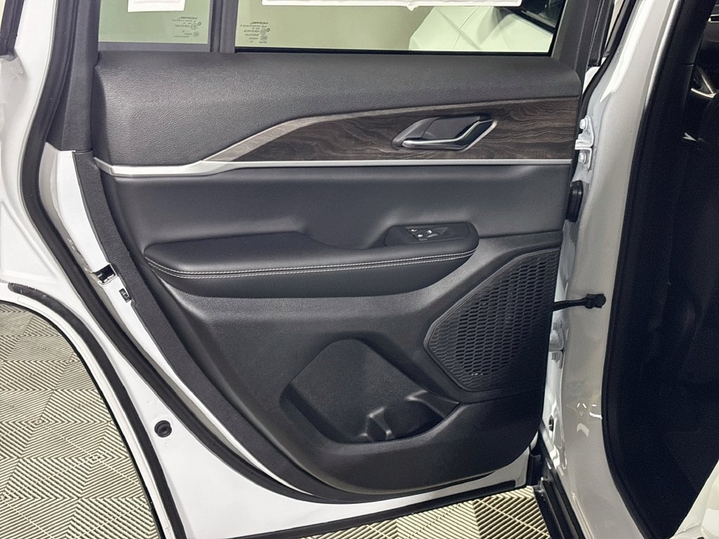 New 2027 Jeep Grand Cherokee Altitude AWD/4WD image 19