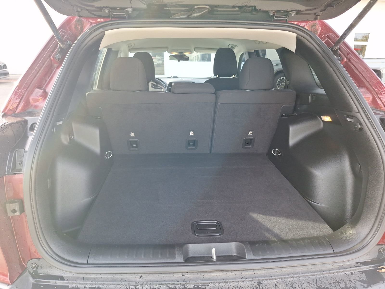 Used 2019 Jeep Cherokee Latitude w/ Popular Appearance Group image 37