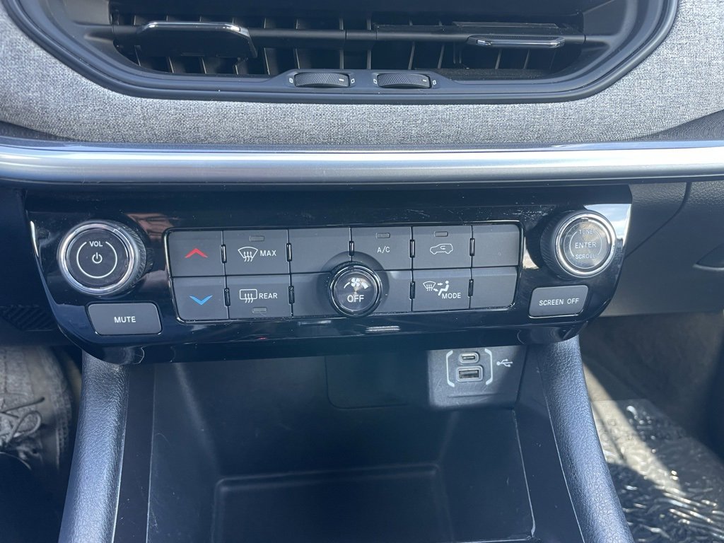 Used 2024 Jeep Compass Latitude image 12